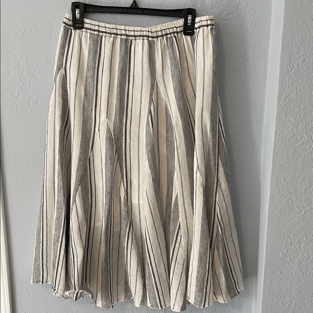 Neiman Marcus Cream and Gray Striped A-Line Midi Skirt - Picture 2 of 8